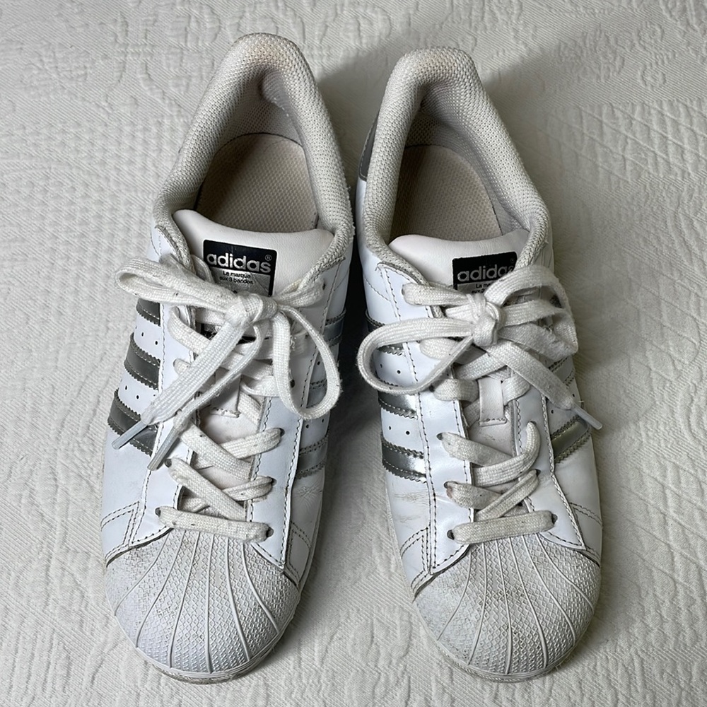 ⭐️Adidas Superstar woman’s AQ3091 white/silver sneakers SZ 7. EUC